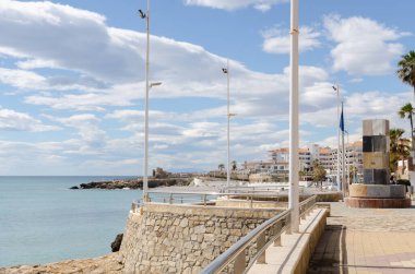 NERJA, İspanya - 04 Mart 2022 İspanya 'da Costa Del Sol' da deniz kıyısındaki bir kasabanın turistleri ve sakinleri için güzel bir taş gezinti alanı.