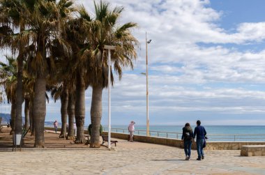 NERJA, İspanya - 04 Mart 2022 İspanya 'da Costa Del Sol' da deniz kıyısındaki bir kasabanın turistleri ve sakinleri için güzel bir taş gezinti alanı.