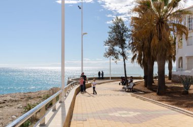 NERJA, İspanya - 04 Mart 2022 İspanya 'da Costa Del Sol' da deniz kıyısındaki bir kasabanın turistleri ve sakinleri için güzel bir taş gezinti alanı.