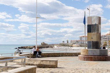 NERJA, İspanya - 04 Mart 2022 İspanya 'da Costa Del Sol' da deniz kıyısındaki bir kasabanın turistleri ve sakinleri için güzel bir taş gezinti alanı.