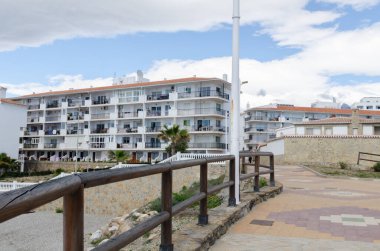 NERJA, İspanya - 04 Mart 2022 İspanya 'da Costa Del Sol' da deniz kıyısındaki bir kasabanın turistleri ve sakinleri için güzel bir taş gezinti alanı.