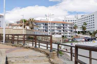 NERJA, İspanya - 04 Mart 2022 İspanya 'da Costa Del Sol' da deniz kıyısındaki bir kasabanın turistleri ve sakinleri için güzel bir taş gezinti alanı.
