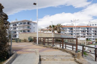 NERJA, İspanya - 04 Mart 2022 İspanya 'da Costa Del Sol' da deniz kıyısındaki bir kasabanın turistleri ve sakinleri için güzel bir taş gezinti alanı.