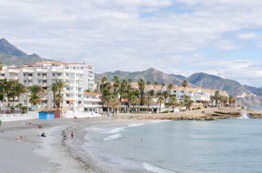 NERJA, İspanya - 04 Mart 2022 İspanya 'da Costa Del Sol' da deniz kıyısındaki bir kasabanın turistleri ve sakinleri için güzel bir taş gezinti alanı.