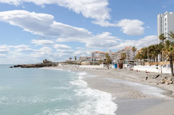 NERJA, İspanya - 04 Mart 2022 İspanya 'da Costa Del Sol' da deniz kıyısındaki bir kasabanın turistleri ve sakinleri için güzel bir taş gezinti alanı.