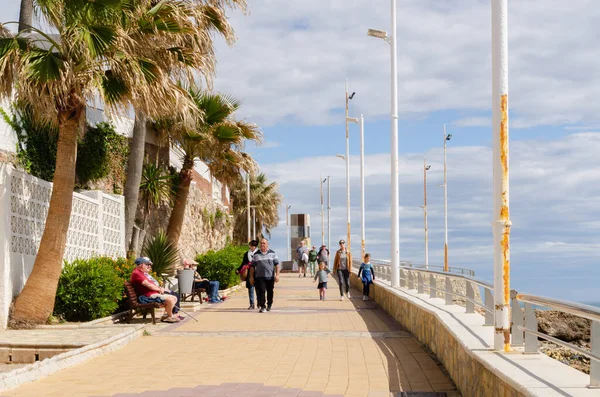 NERJA, İspanya - 04 Mart 2022 İspanya 'da Costa Del Sol' da deniz kıyısındaki bir kasabanın turistleri ve sakinleri için güzel bir taş gezinti alanı.