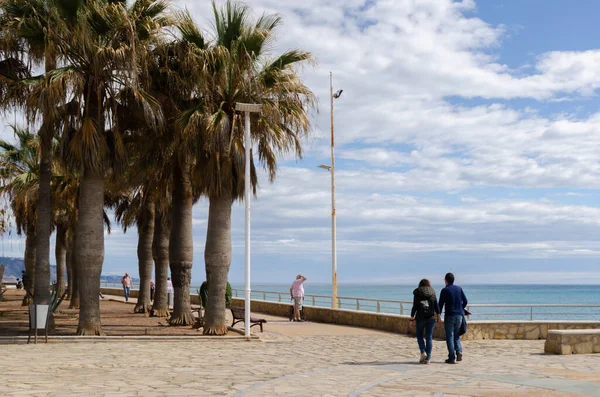 NERJA, İspanya - 04 Mart 2022 İspanya 'da Costa Del Sol' da deniz kıyısındaki bir kasabanın turistleri ve sakinleri için güzel bir taş gezinti alanı.