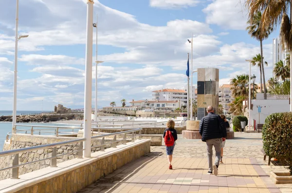 NERJA, İspanya - 04 Mart 2022 İspanya 'da Costa Del Sol' da deniz kıyısındaki bir kasabanın turistleri ve sakinleri için güzel bir taş gezinti alanı.