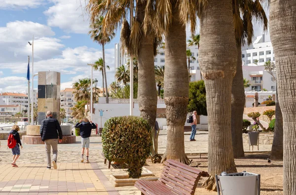 NERJA, İspanya - 04 Mart 2022 İspanya 'da Costa Del Sol' da deniz kıyısındaki bir kasabanın turistleri ve sakinleri için güzel bir taş gezinti alanı.