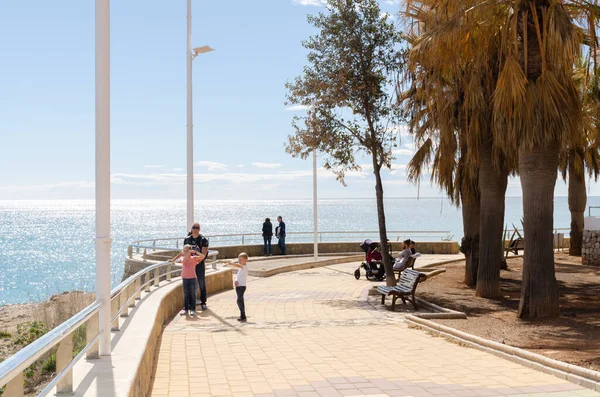 NERJA, İspanya - 04 Mart 2022 İspanya 'da Costa Del Sol' da deniz kıyısındaki bir kasabanın turistleri ve sakinleri için güzel bir taş gezinti alanı.