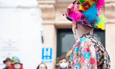 NERJA, İspanya - 26 Şubat 2022 Malaga bölgesindeki ünlü bir kasabanın sakinleri tarafından düzenlenen Renkli Karnaval Geçidi