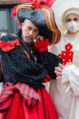 NERJA, İspanya - 26 Şubat 2022 Malaga bölgesindeki ünlü bir kasabanın sakinleri tarafından düzenlenen Renkli Karnaval Geçidi