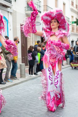 NERJA, İspanya - 26 Şubat 2022 Malaga bölgesindeki ünlü bir kasabanın sakinleri tarafından düzenlenen Renkli Karnaval Geçidi