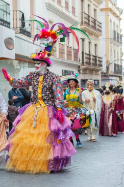 NERJA, İspanya - 26 Şubat 2022 Malaga bölgesindeki ünlü bir kasabanın sakinleri tarafından düzenlenen Renkli Karnaval Geçidi
