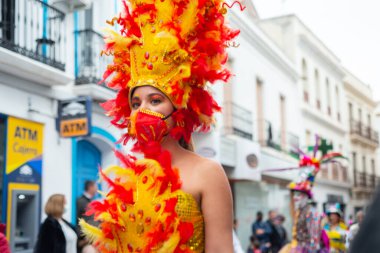 NERJA, İspanya - 26 Şubat 2022 Malaga bölgesindeki ünlü bir kasabanın sakinleri tarafından düzenlenen Renkli Karnaval Geçidi