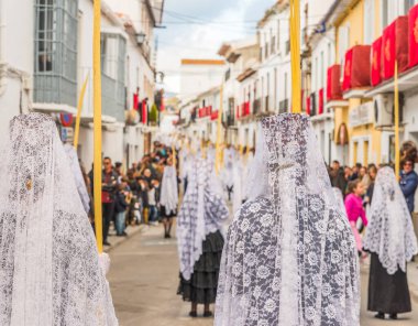 Kutsal hafta içinde insanların geçit töreni.
