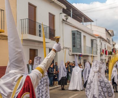Kutsal hafta içinde insanların geçit töreni.