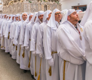 Kutsal hafta içinde insanların geçit töreni.