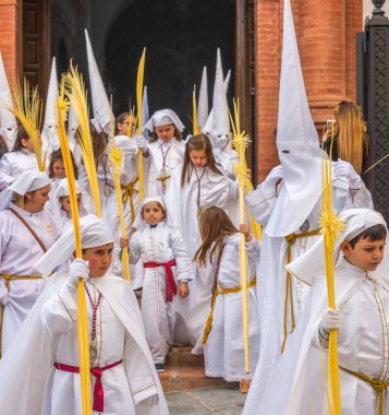 Kutsal hafta içinde insanların geçit töreni.