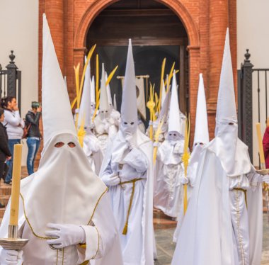 Kutsal hafta içinde insanların geçit töreni.