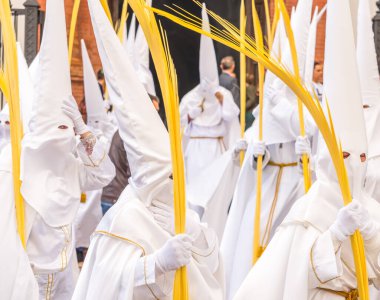 Kutsal hafta içinde insanların geçit töreni.