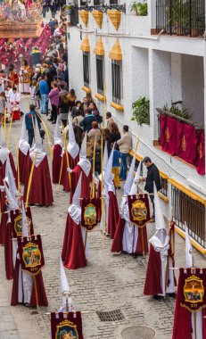 Kutsal hafta içinde insanların geçit töreni.