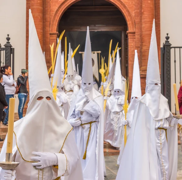 Kutsal hafta içinde insanların geçit töreni.