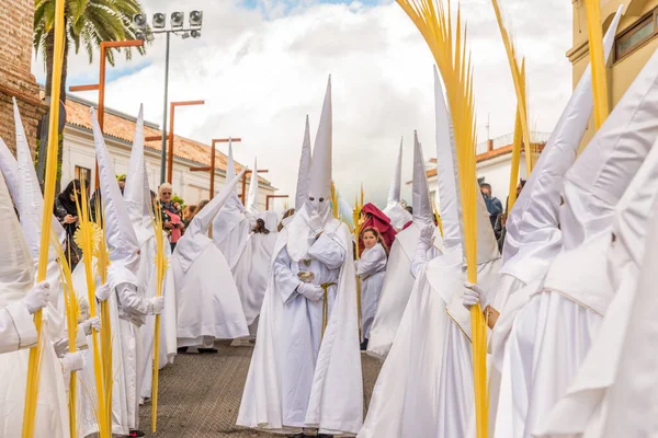 Kutsal hafta içinde insanların geçit töreni.