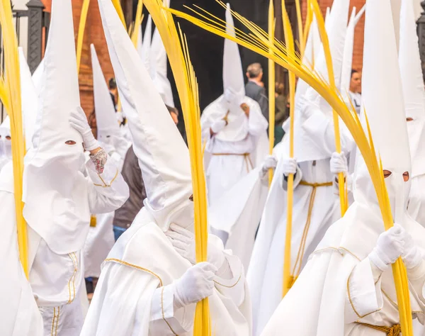 Kutsal hafta içinde insanların geçit töreni.