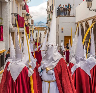 Kutsal hafta içinde insanların geçit töreni.