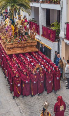 Kutsal hafta içinde insanların geçit töreni.