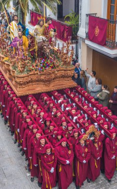 Kutsal hafta içinde insanların geçit töreni.