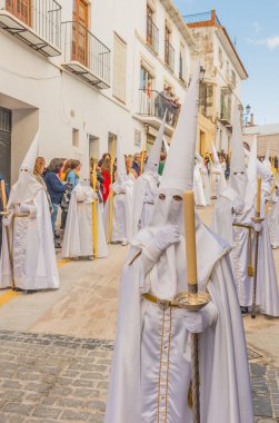 Kutsal hafta içinde insanların geçit töreni.