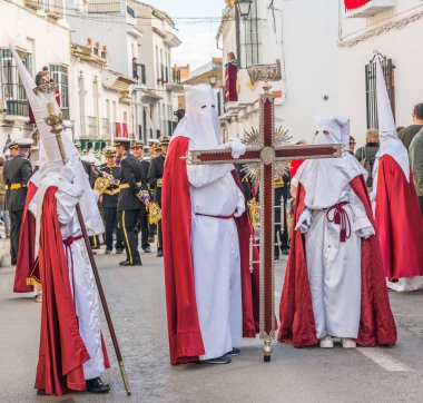 Kutsal hafta içinde insanların geçit töreni.