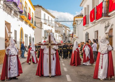 Kutsal hafta içinde insanların geçit töreni.