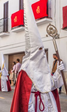 Kutsal hafta içinde insanların geçit töreni.