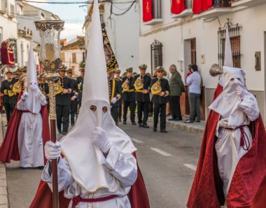 Kutsal hafta içinde insanların geçit töreni.
