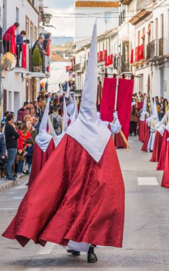 Kutsal hafta içinde insanların geçit töreni.