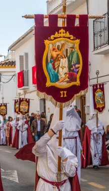 Kutsal hafta içinde insanların geçit töreni.