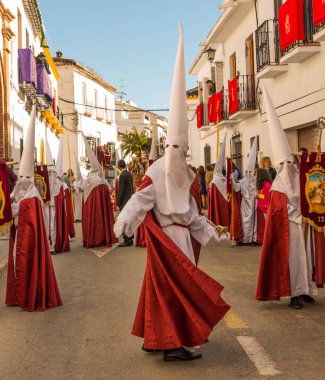 Kutsal hafta içinde insanların geçit töreni.