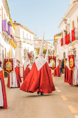 Kutsal hafta içinde insanların geçit töreni.