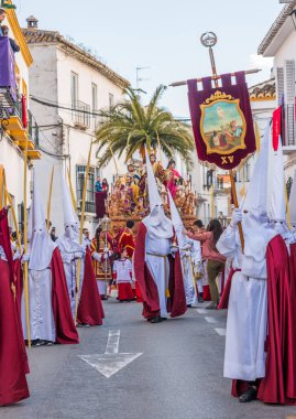Kutsal hafta içinde insanların geçit töreni.