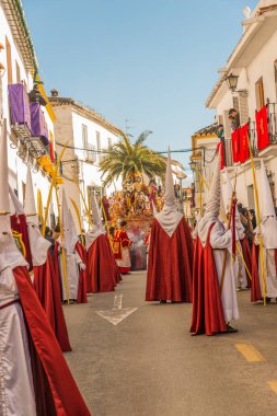 Kutsal hafta içinde insanların geçit töreni.