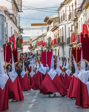 Kutsal hafta içinde insanların geçit töreni.