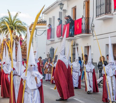 Kutsal hafta içinde insanların geçit töreni.