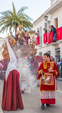 Kutsal hafta içinde insanların geçit töreni.