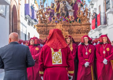 Kutsal hafta içinde insanların geçit töreni.