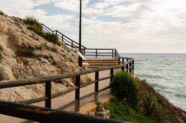 İspanya 'nın Costa del Sol kıyısındaki Akdeniz kıyıları boyunca güzel manzaralı şehir gezisi, yüksek uçurumlardaki manzaralar.