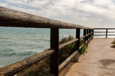 İspanya 'nın Costa del Sol kıyısındaki Akdeniz kıyıları boyunca güzel manzaralı şehir gezisi, yüksek uçurumlardaki manzaralar.