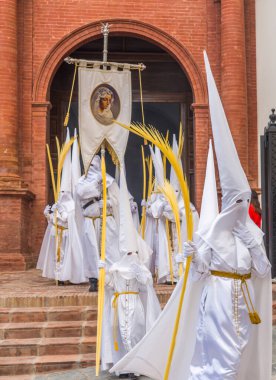 Kutsal hafta içinde insanların geçit töreni.
